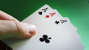 Cách chơi bài tố ba lá và số tiền đặt cược như thế nào?